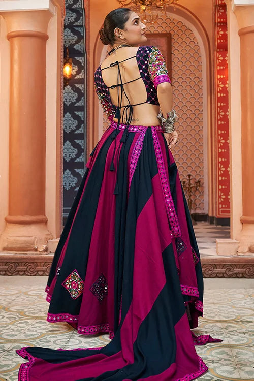 Beautiful Artwork with Best Chaniya Choli for Navratri